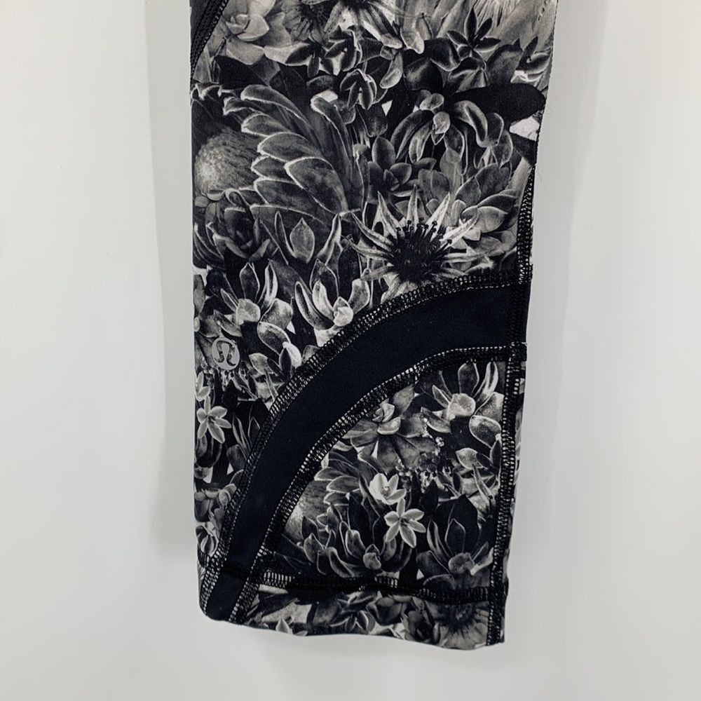 Lululemon Run Inspire II Flowabunga Luxtreme‎ Crops Black & White Floral Sz 4 - Picture 4 of 7